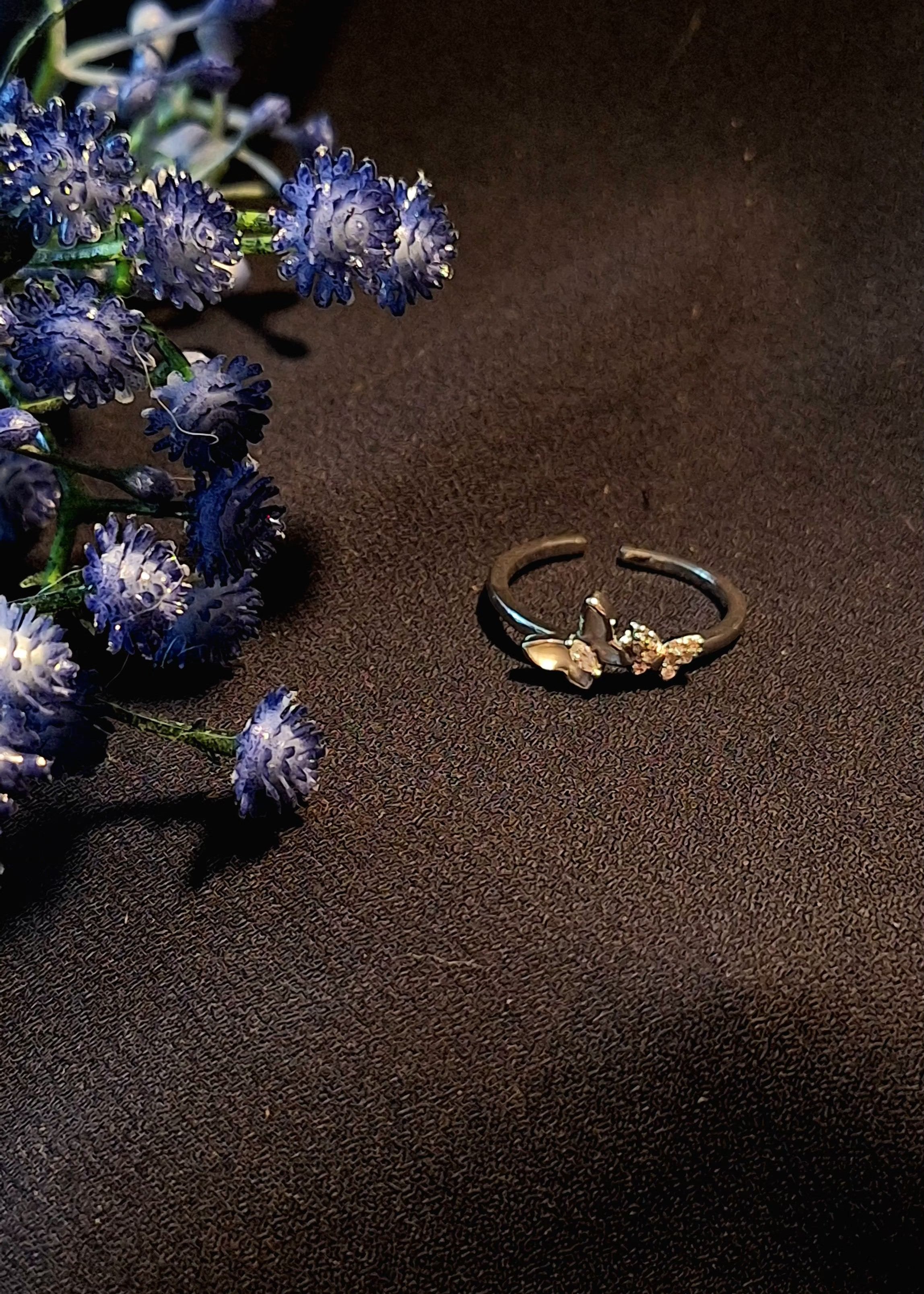 Elegancki Pierścionek z Motywem Kwiatów